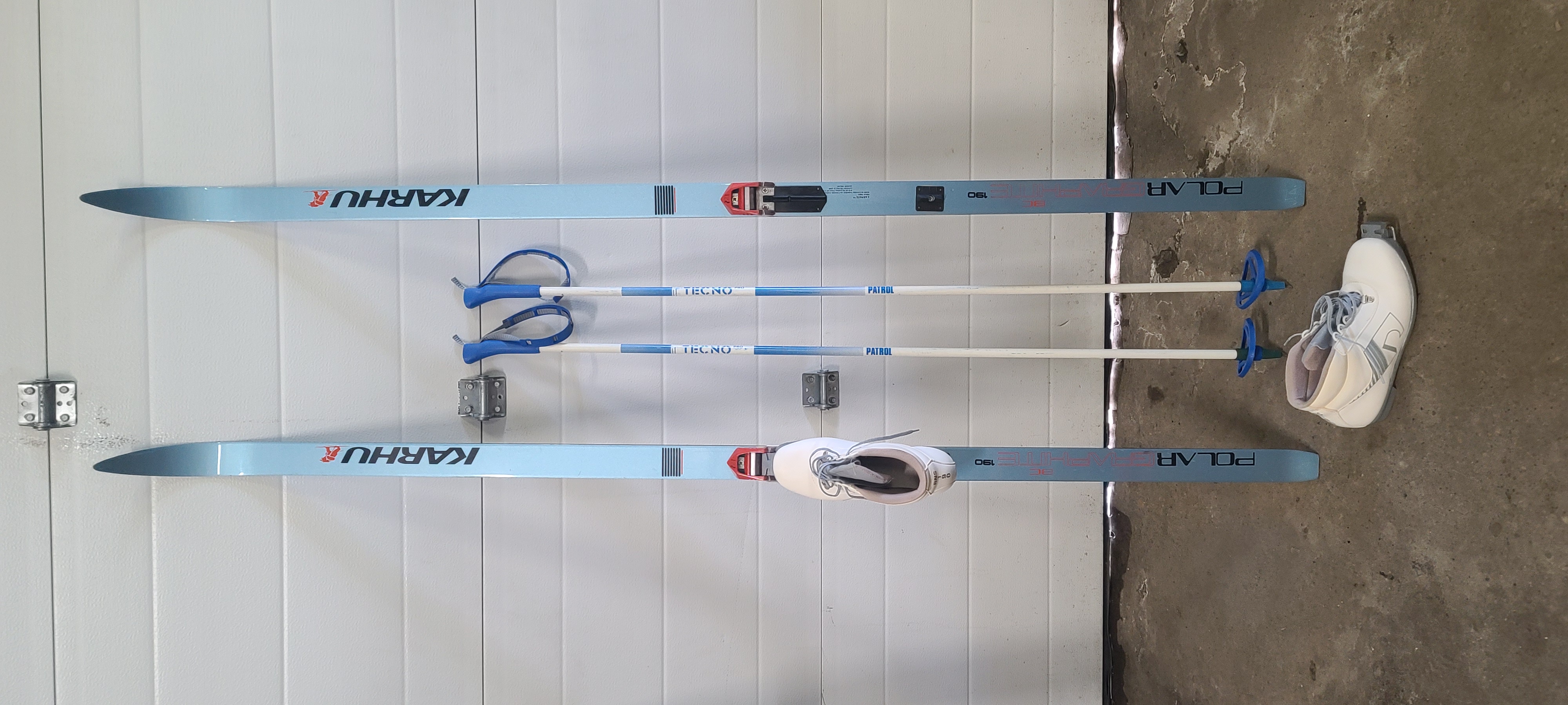 Photo of Womens boots with KARHU Polar BC Graphite-190 skis