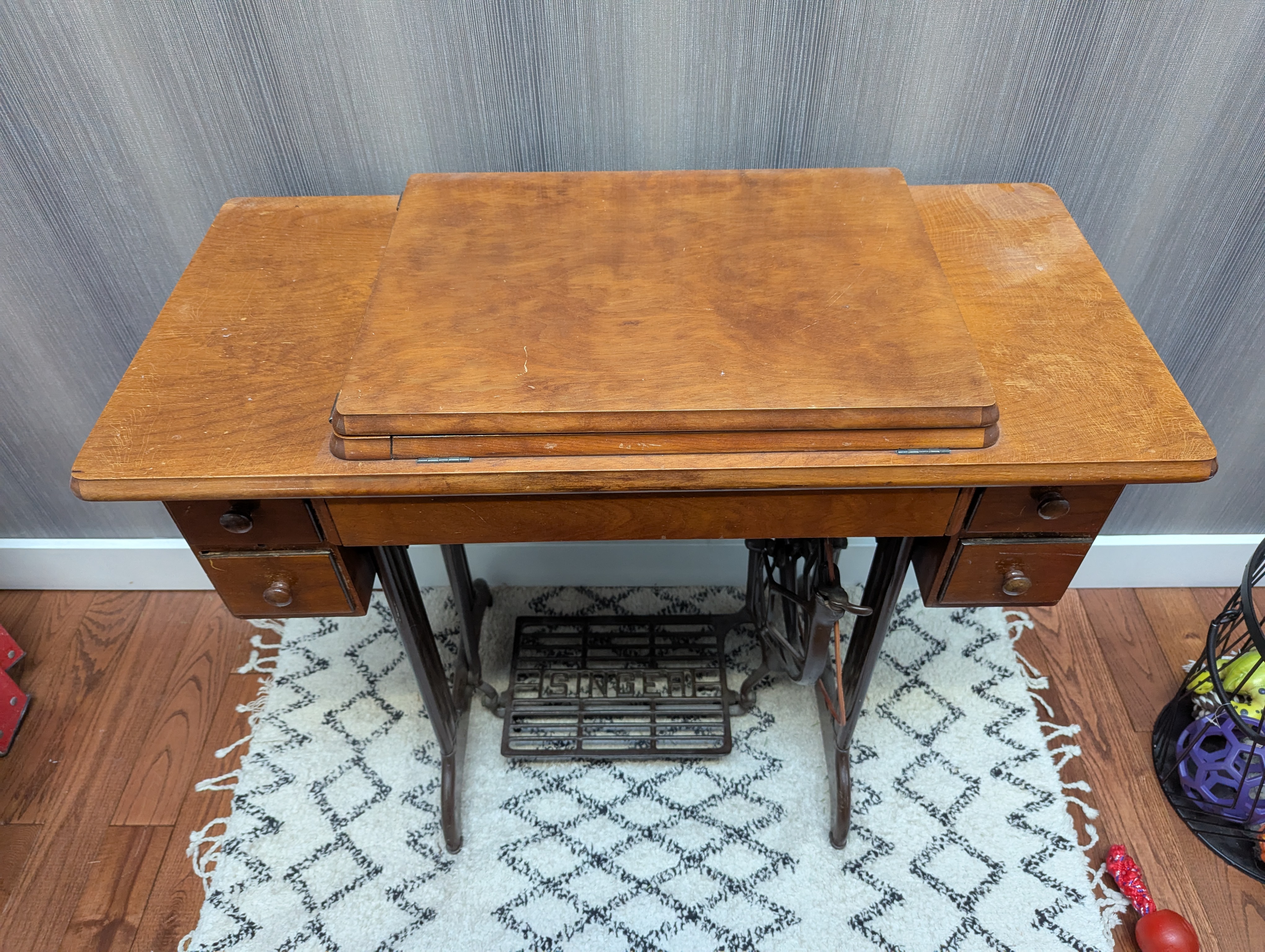 Photo of Antique singer sewing machine 1924