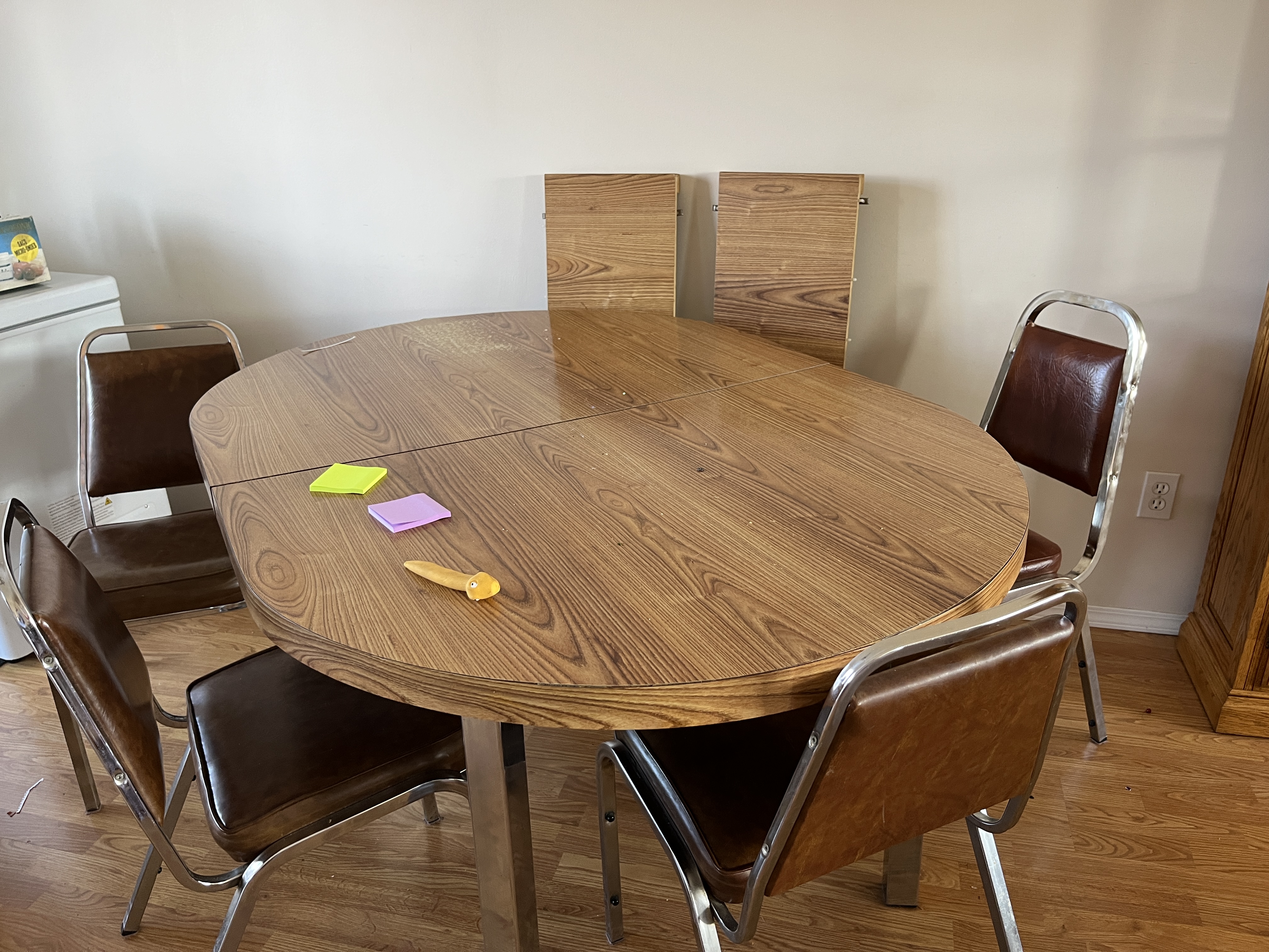 Photo of Table 4 chairs 