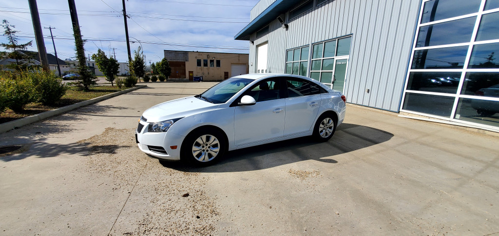 Photo of 2014 chevrolet cruze,144000km,active,remotestarter,backup camera $9,500