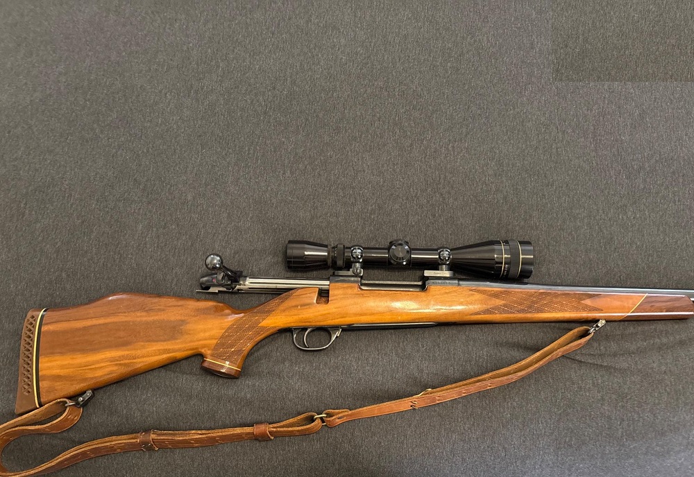 Photo of Weatherby Magnum mark V with leupold 
