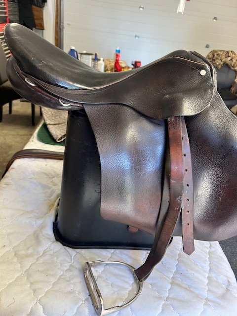 Photo of English saddle (Made in England) shipping possible.