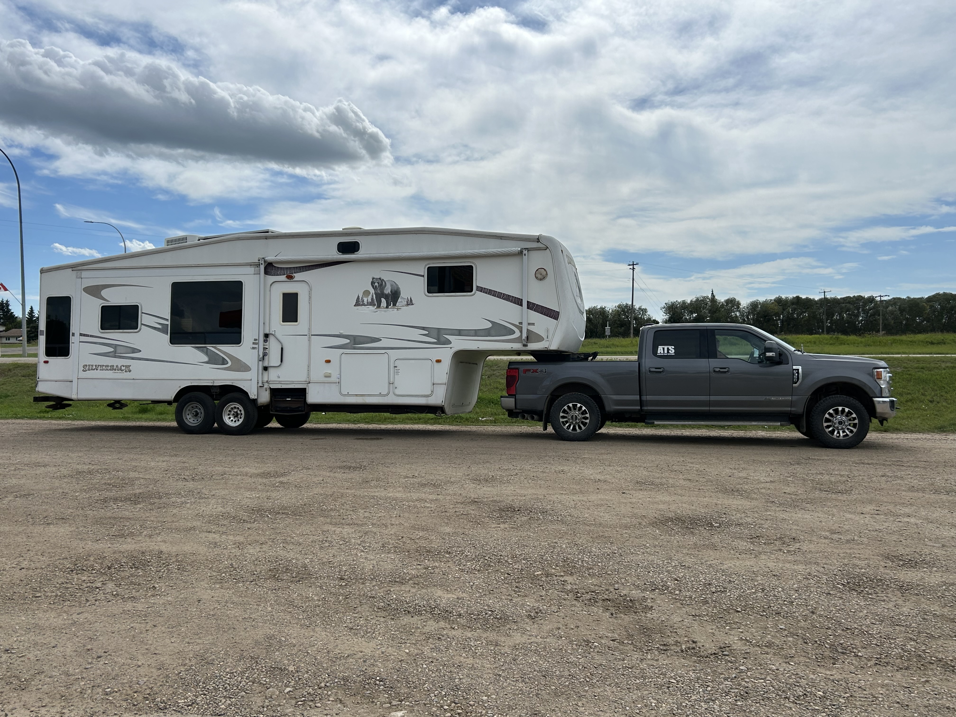Photo of 2006 Silverback 33ft 5th wheel made by forest river 