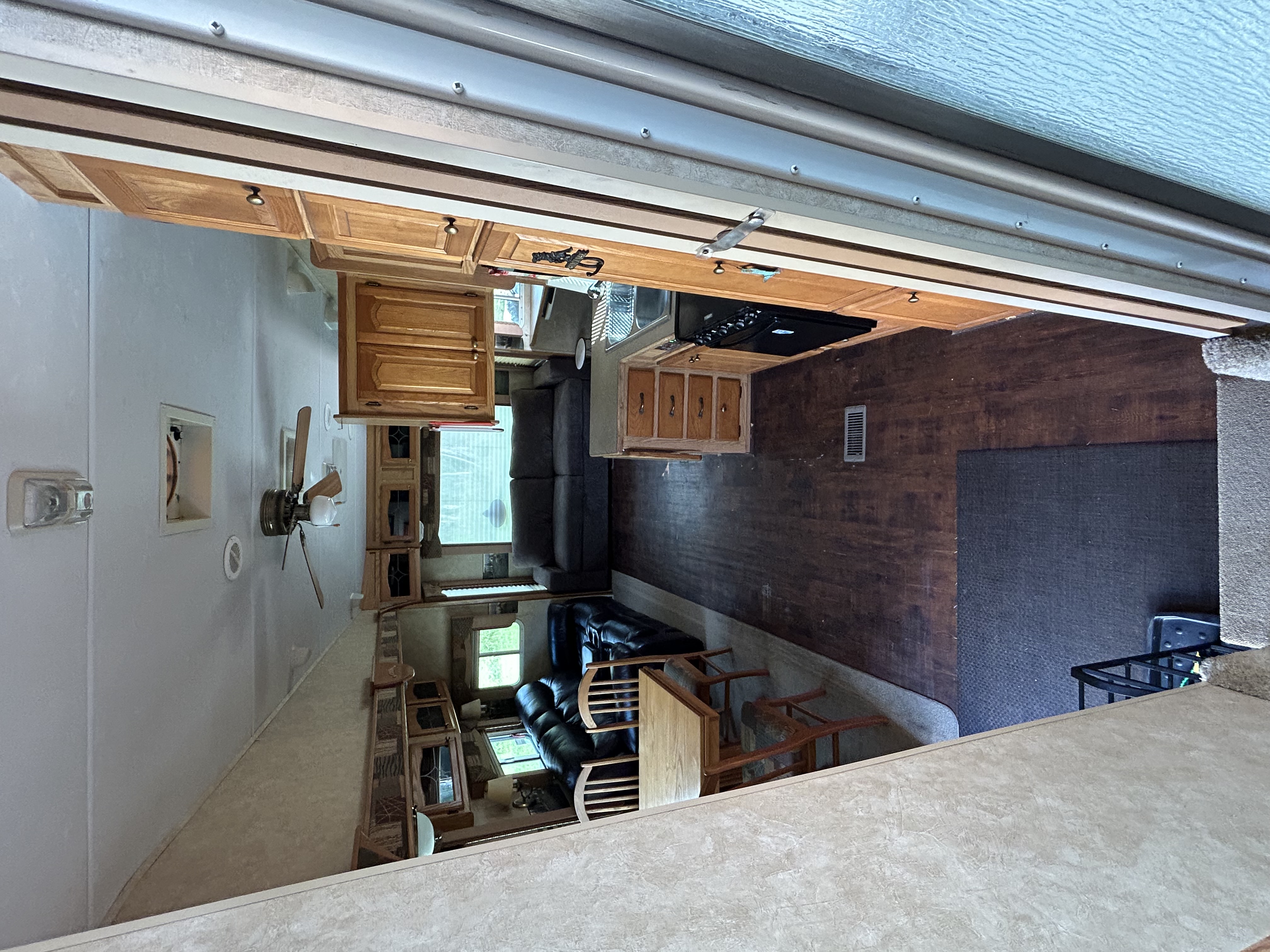 Photo of 2006 Silverback 33ft 5th wheel made by forest river 