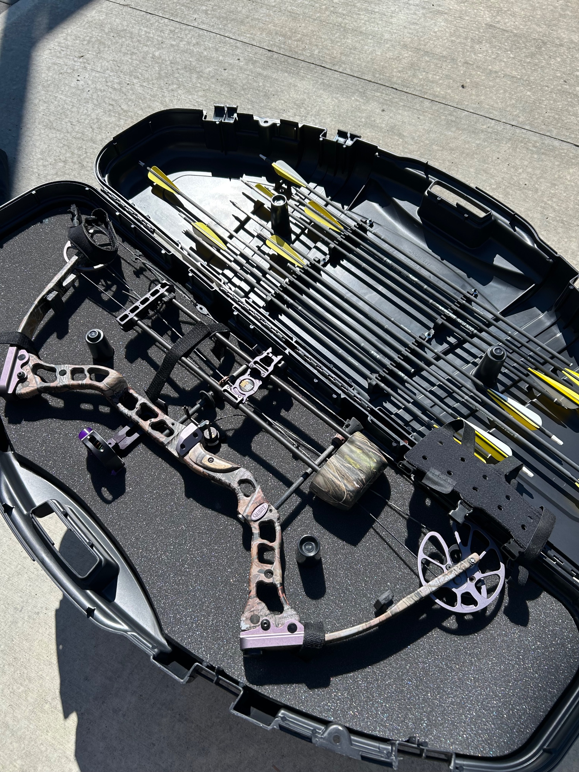 Photo of QUEST QS33 Compound Bow and accessories 