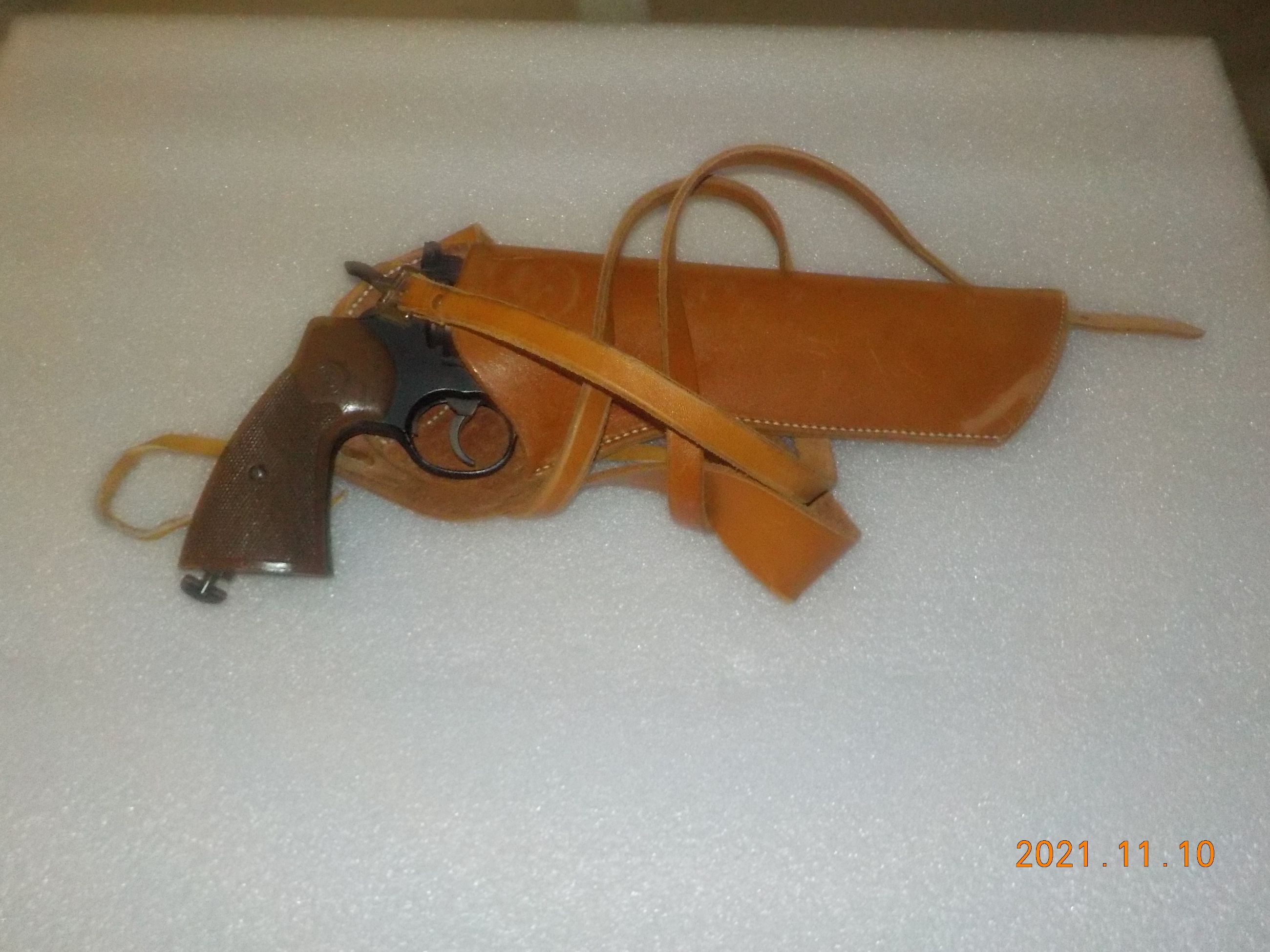 Photo of Ari pelt gun and shoulder holster  