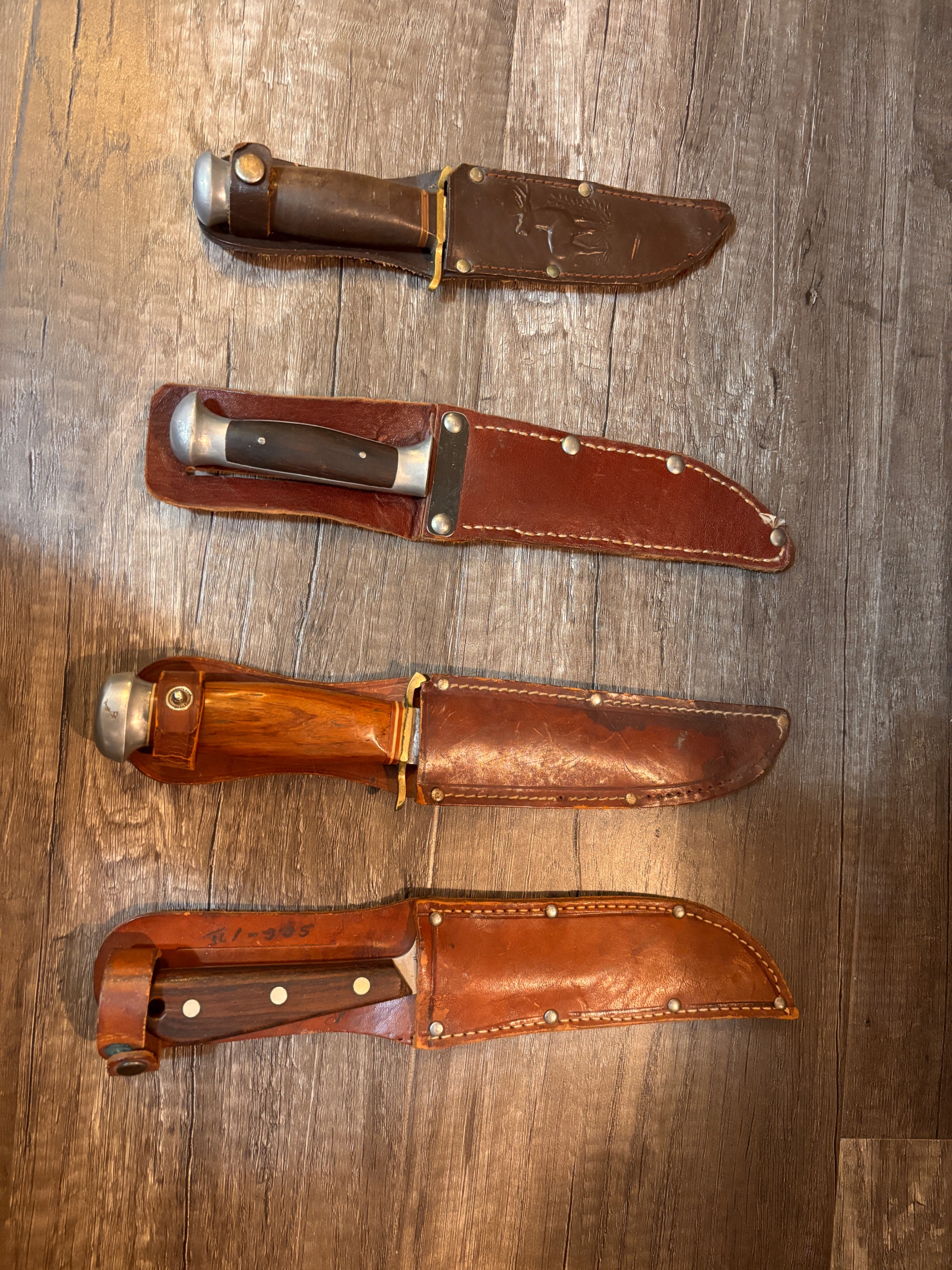Photo of 4 fixed blade knives