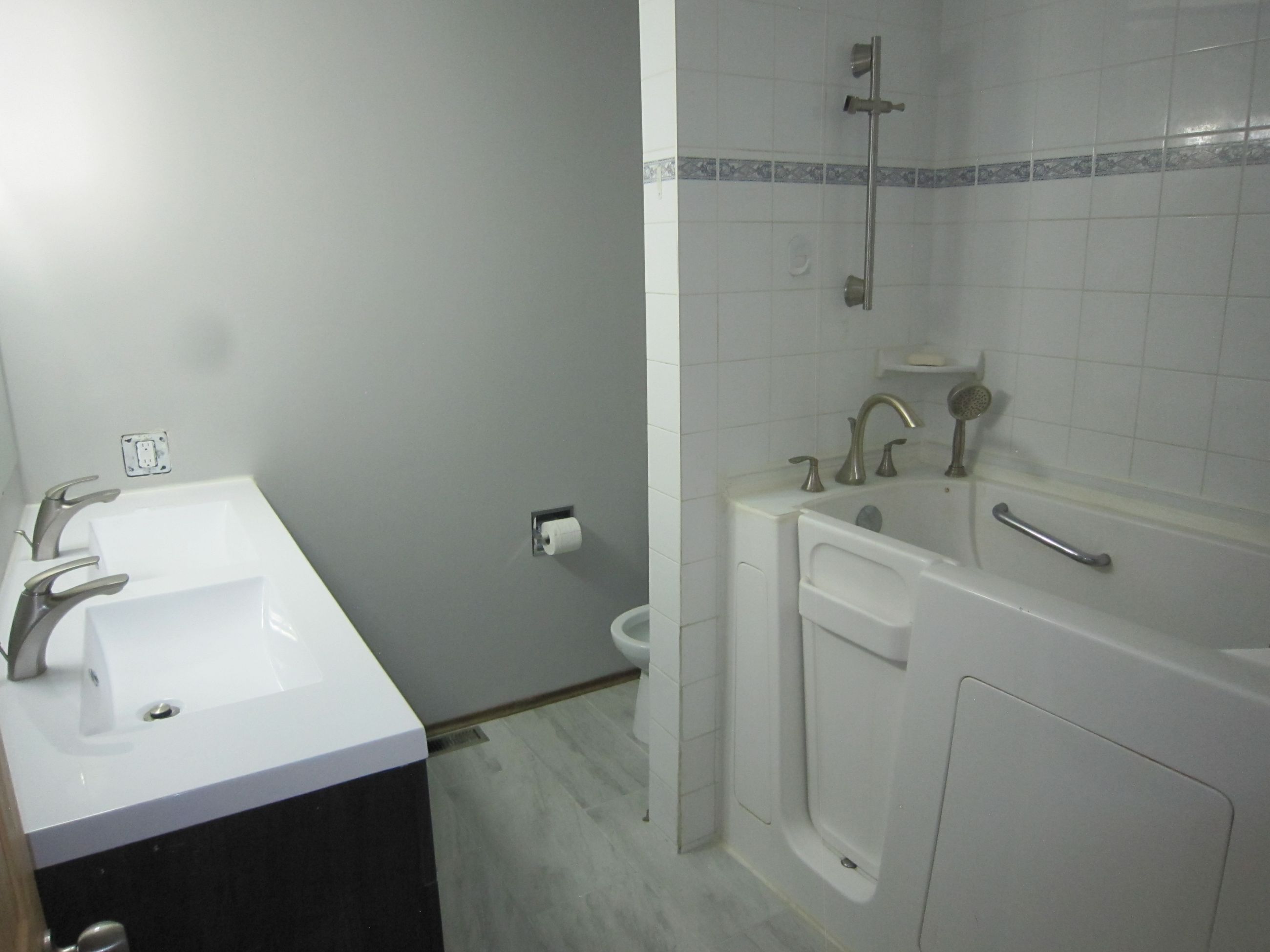 Fully Furnished Room, $500.00/month Diamond Valley - Utilities/Internet Included - 8 - 1762840447234_Bathroom #1