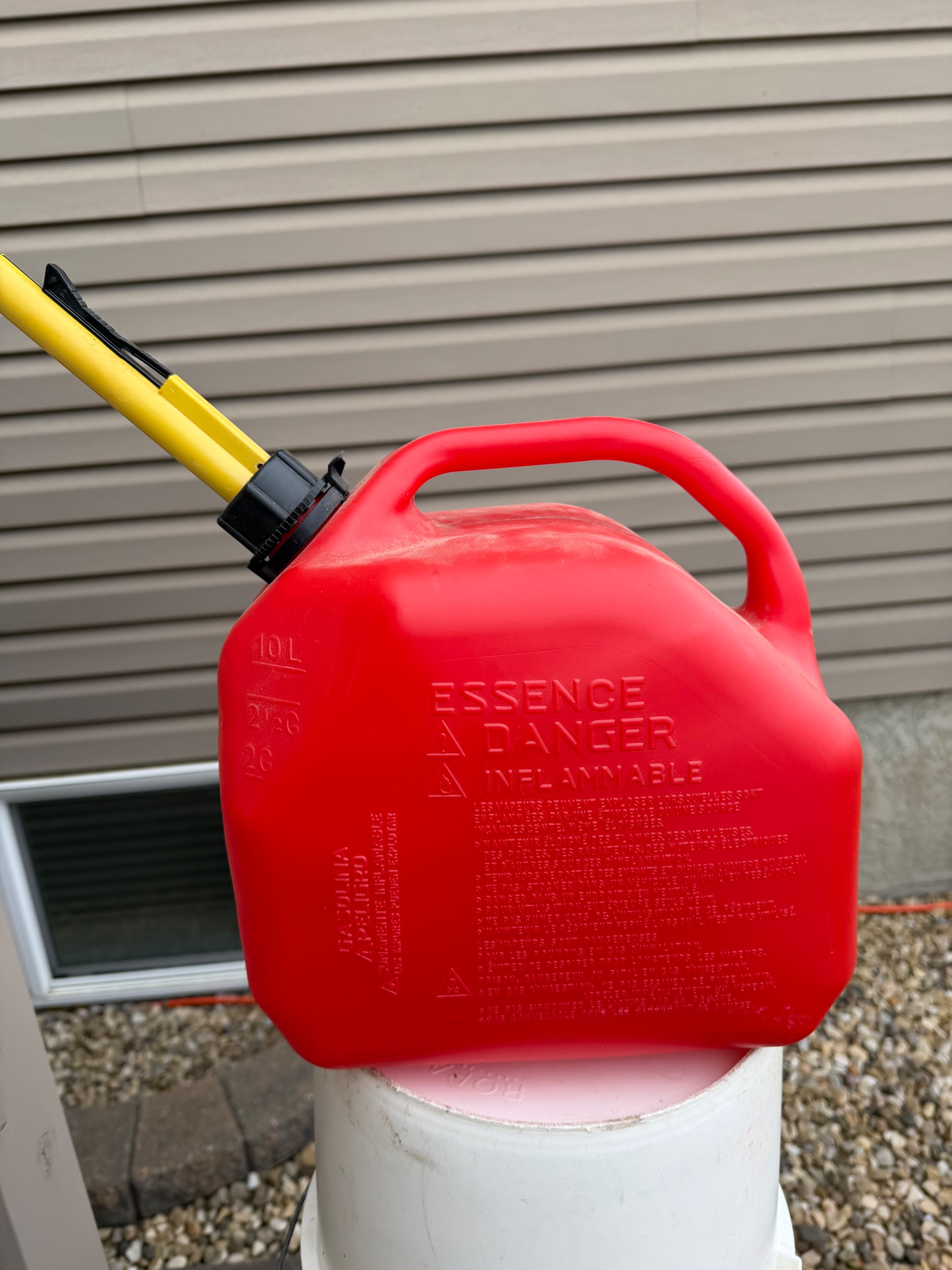 Photo of 3-10Litre gas containers (this is 3 containers)