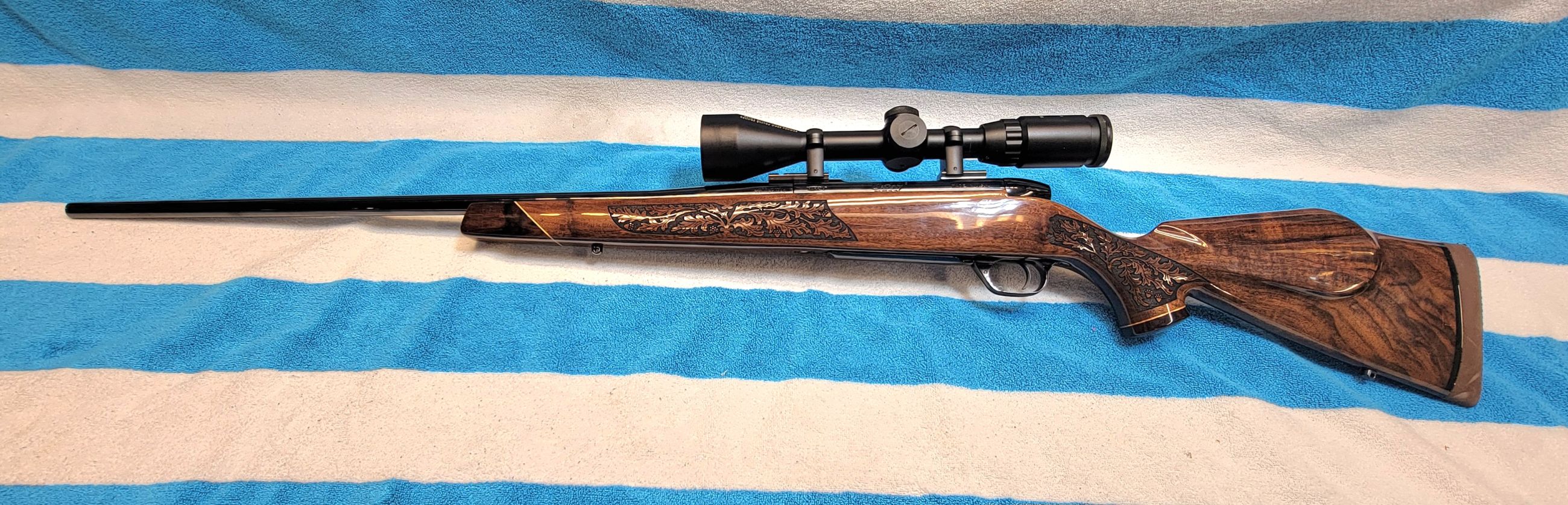 Weatherby Mark V Deluxe in 300 Wby Mag - 5 - 1765431359886_20251210_103326