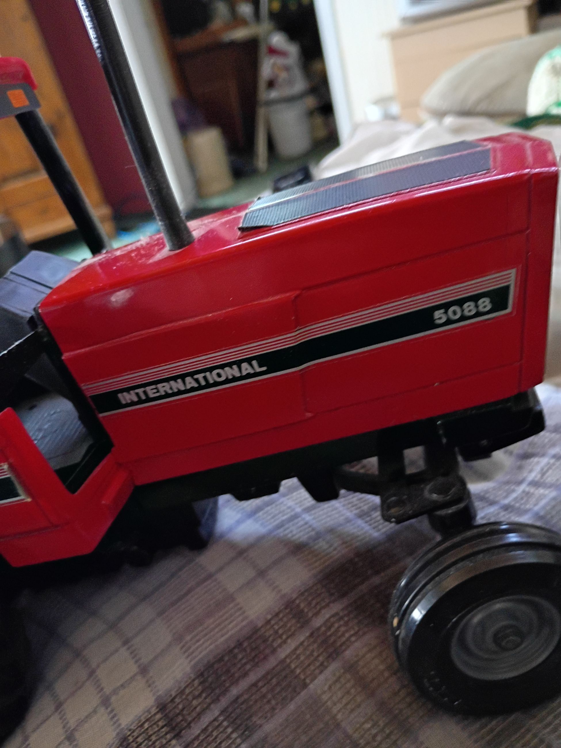 Photo of IHC 5088 toy tractor 