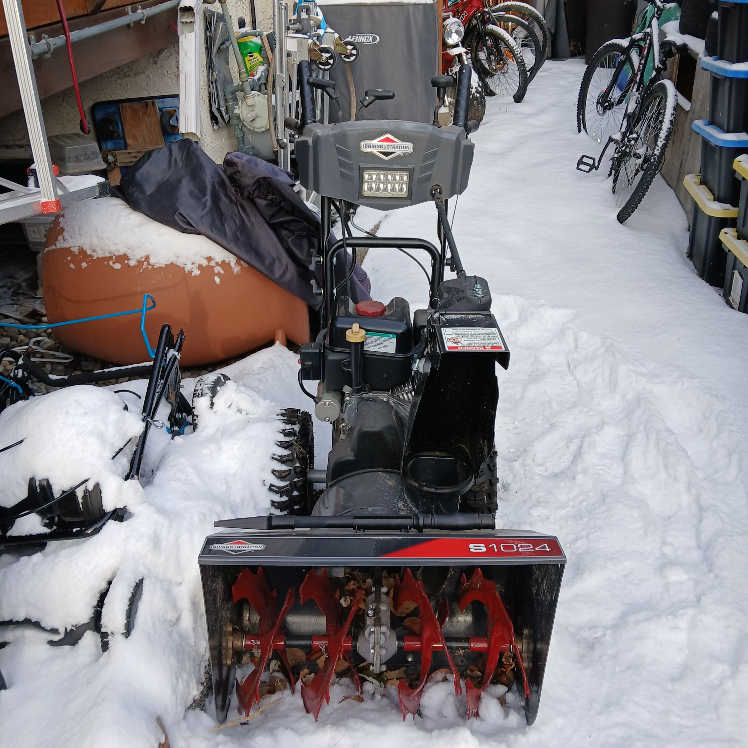 Photo of Snowblower , 10hp/24wide , Briggs & Stratton with headlight