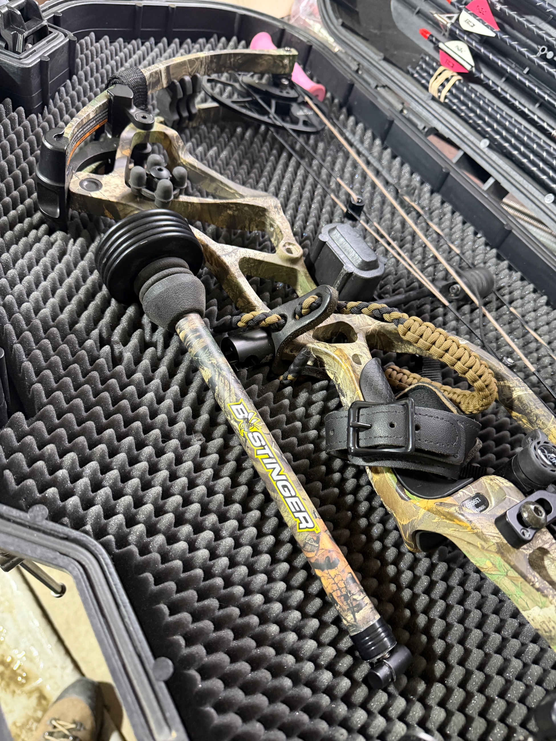 Photo of Hoyt Double XL Compound Bow and accessories 