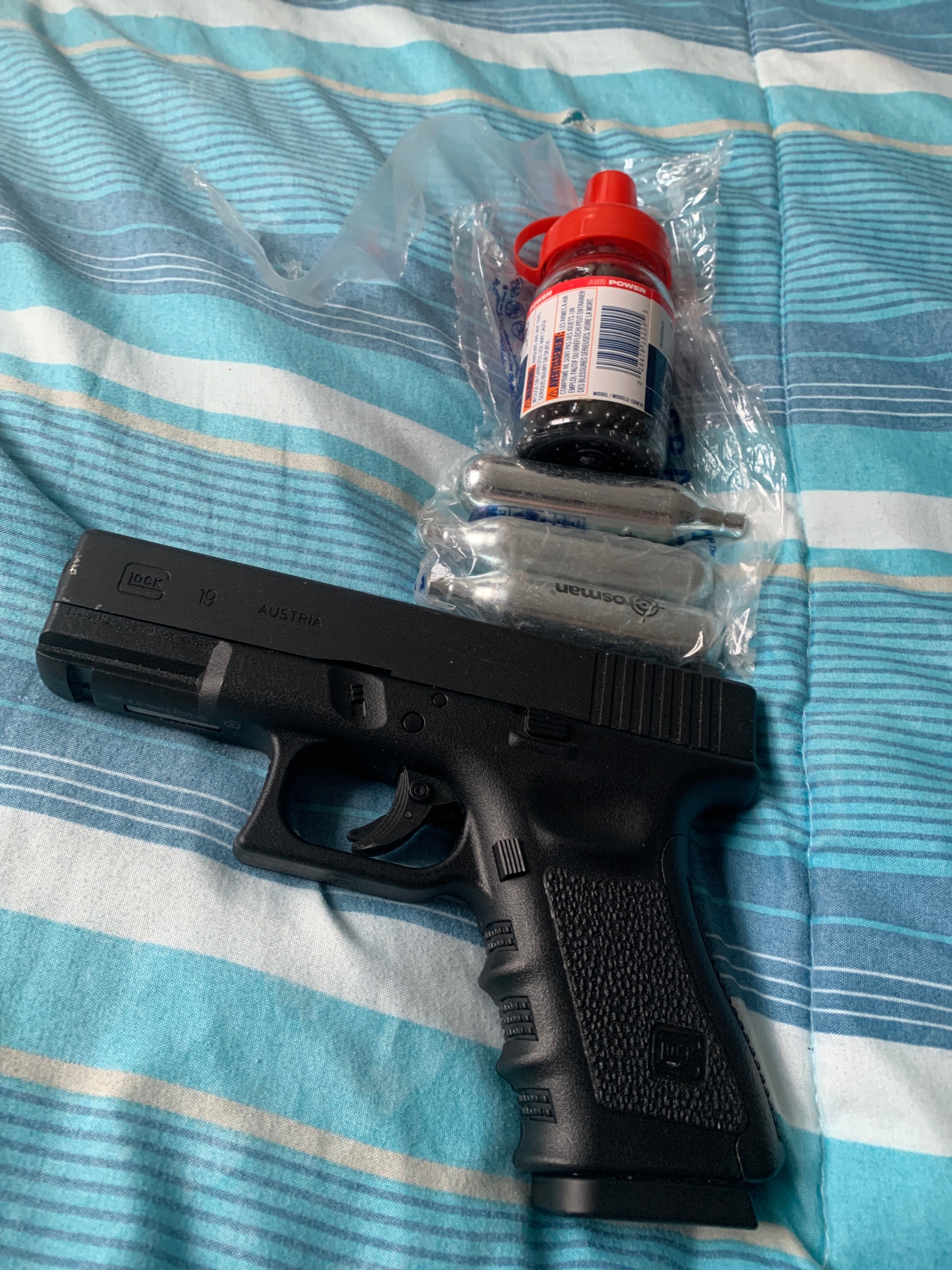 Photo of Glock 19 air pistol with co2x3 and ammo