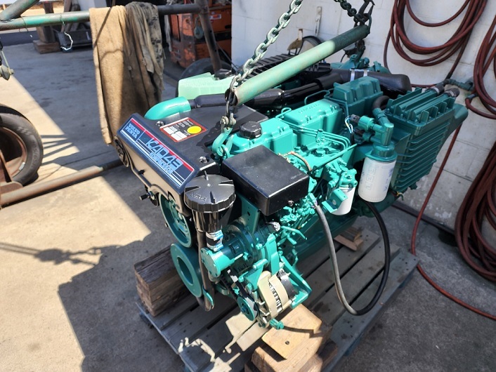 Photo of  volvo KAD43-P Sterndrive marine engine.