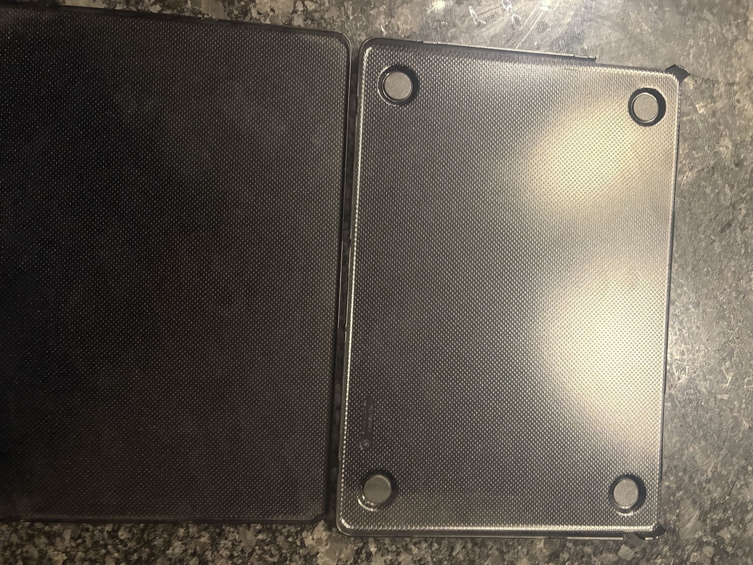 Photo of Incase Hard Shell Macbook case 14"