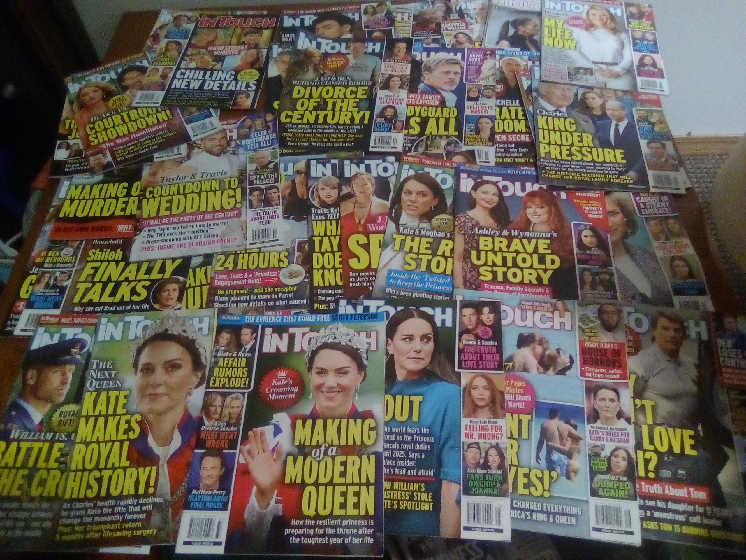 Photo of assorted magazines 