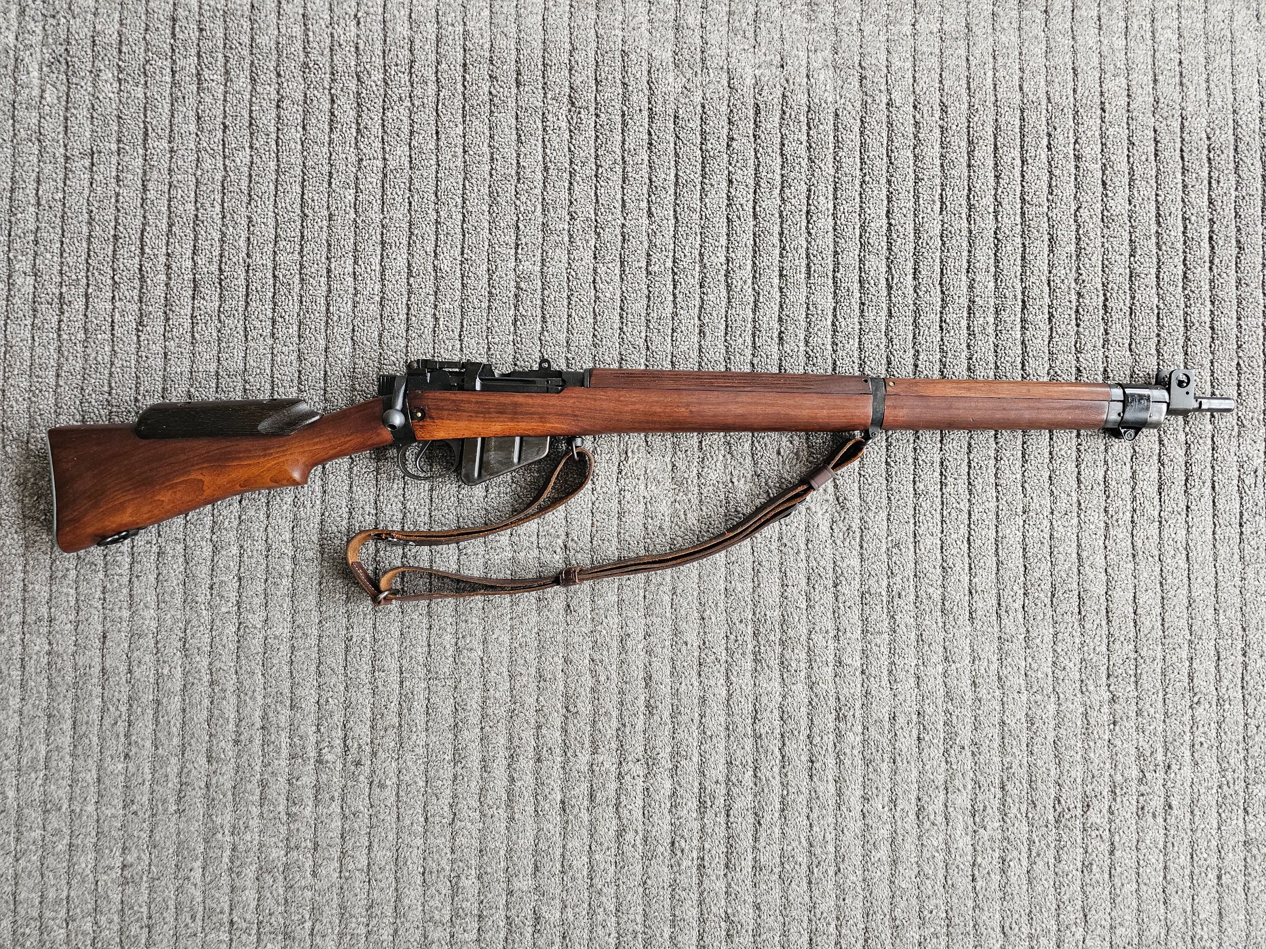 Photo of 1944 Lee-Enfield No. 4 Mk 1(T) Sniper w/ No. 32 3.5X Telescopic Sight & Transit Box - Matching rifle/telescope serial numbers