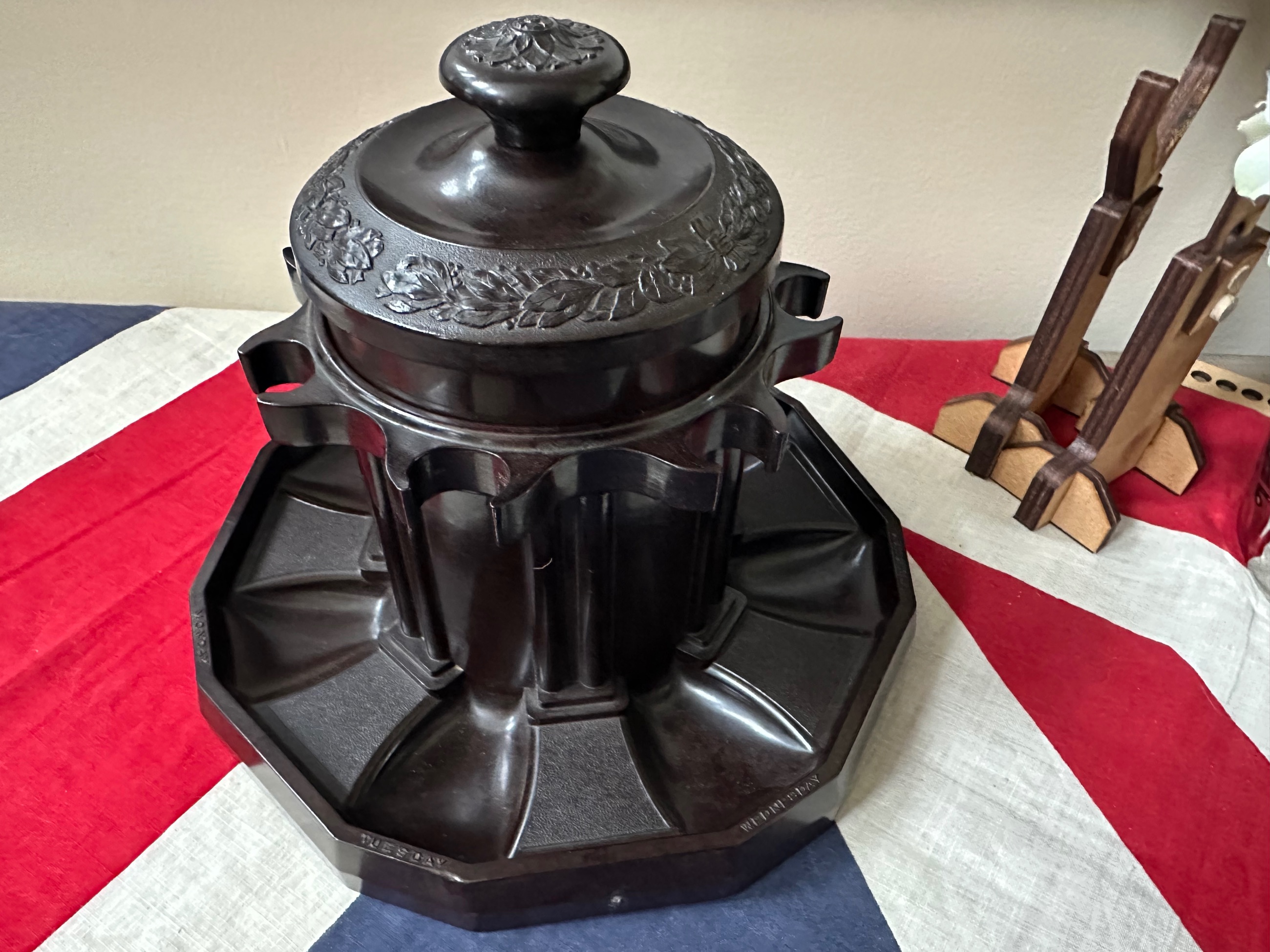 Photo of vintage 1930s “Pipe-A-Dor” tobacco humidor & Pipe stand made by Colt Firearms