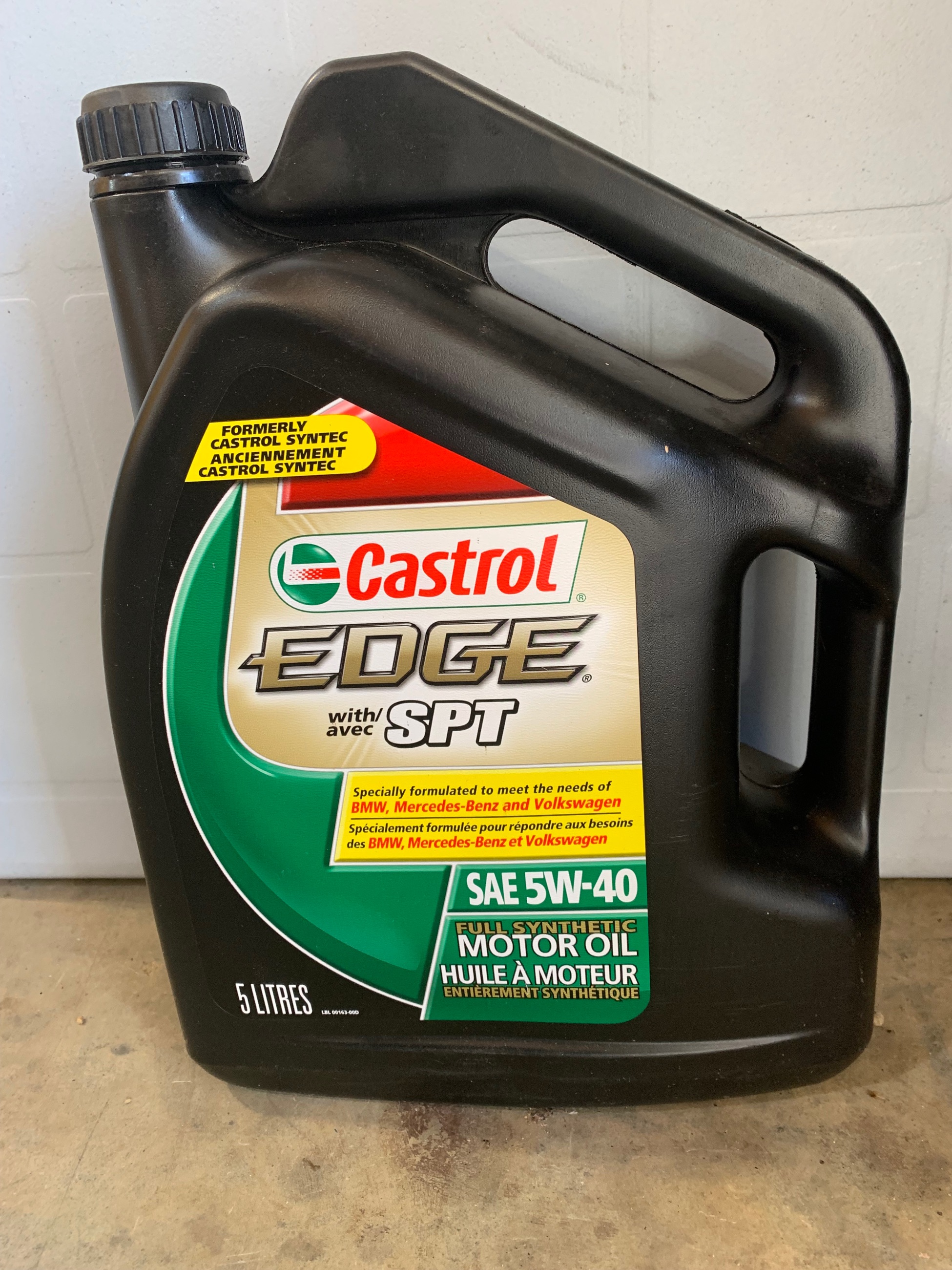 Photo of 5/40 synthetic Castrol oil 