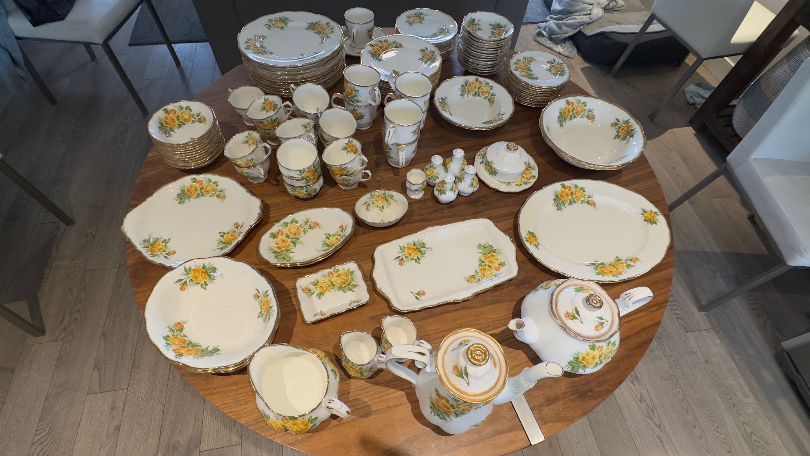 Photo of 🌸 RARE 1941-1943  First edition 839056  129-Piece Royal Albert "Yellow Tea Rose" Full Service 🌸