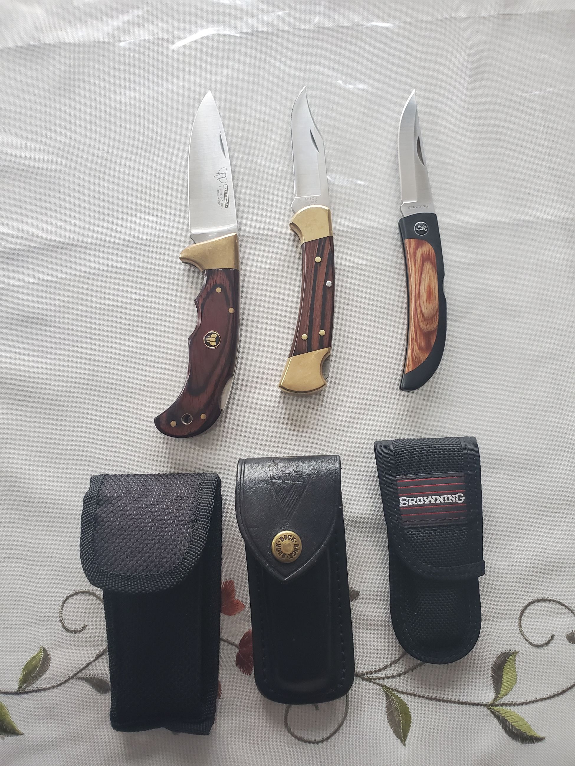 Photo of Three folding knifes to go