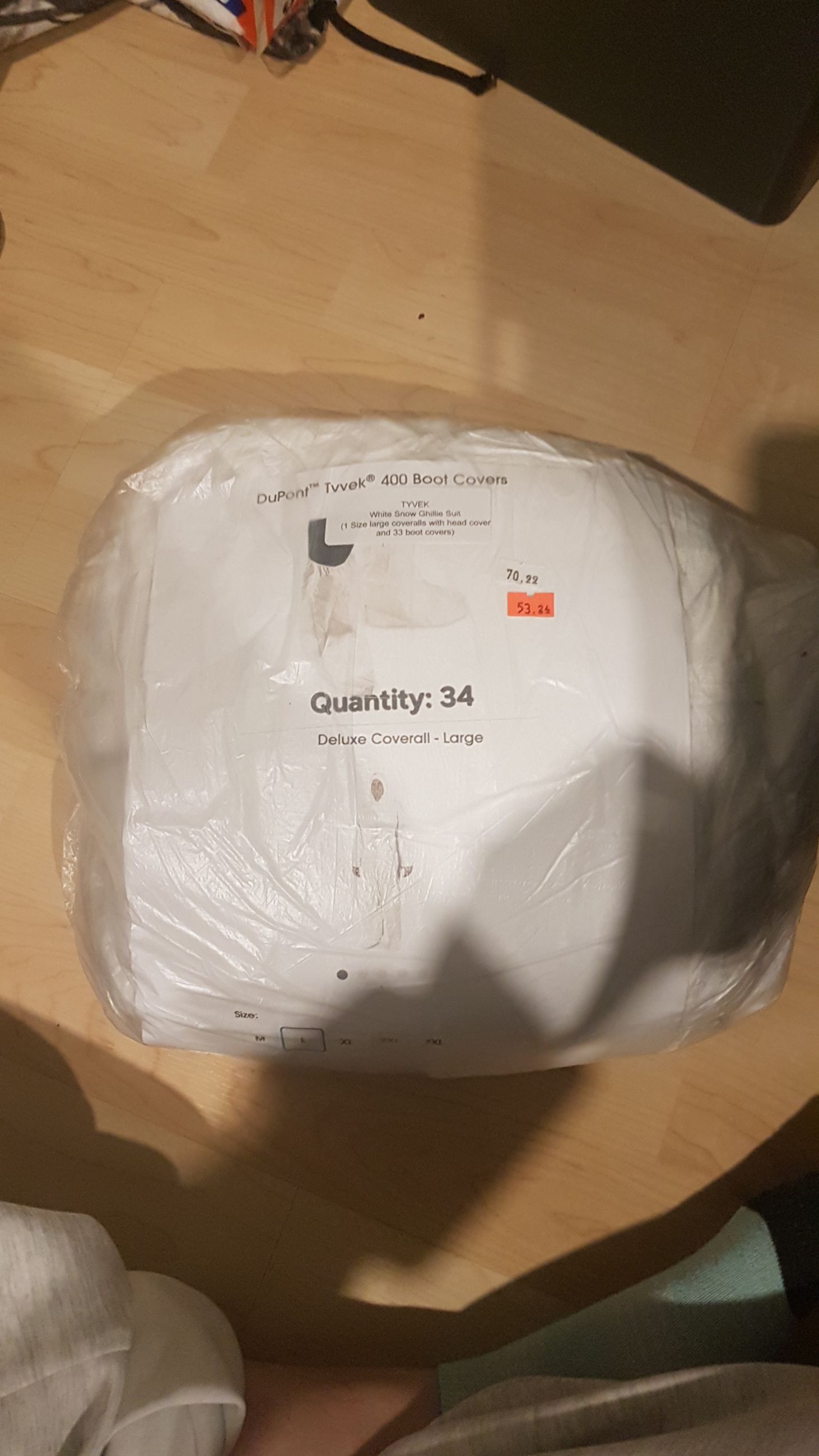 Photo of Dupont Tyvek 400 Bootcovers (qty:34) and Deluxe Coverall with hood size L ( mellonRSCA)