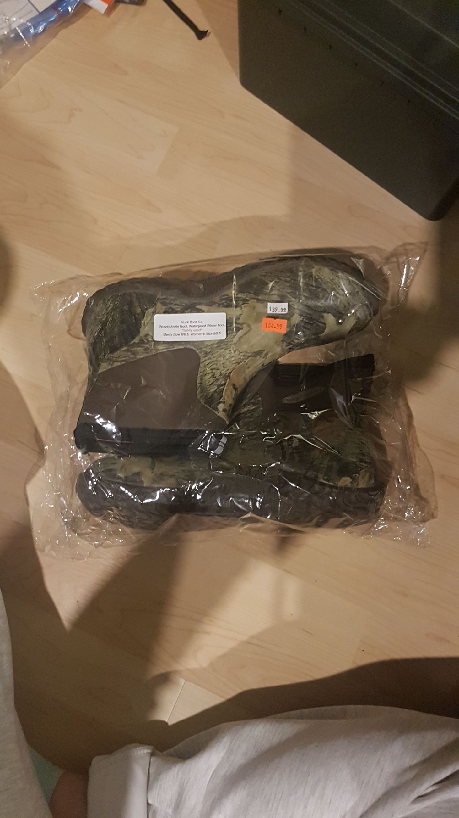 Photo of Muck Boot Co. Woody Ankle Boot, Waterproof  Winter Boot Men's 8/8.5 Ladies 9/9.5(used once) (mellonRSCA)